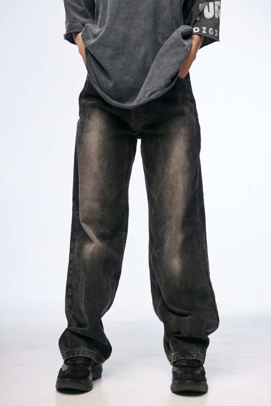 Baggy jeansy z efektem postarzania