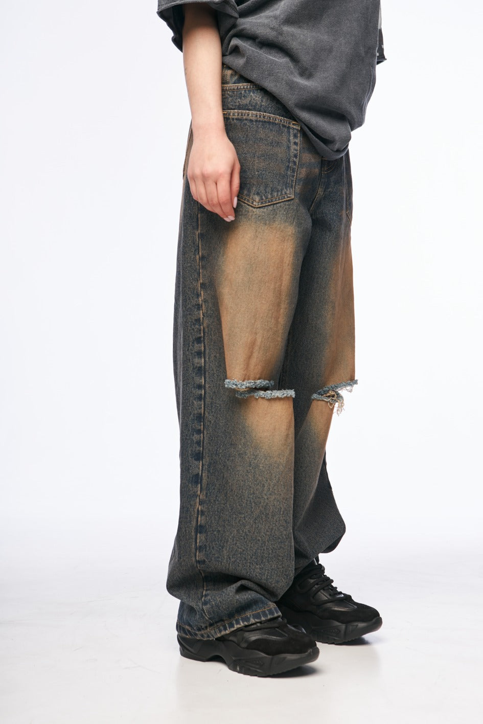 Baggy-Jeans mit Abnutzungsspuren