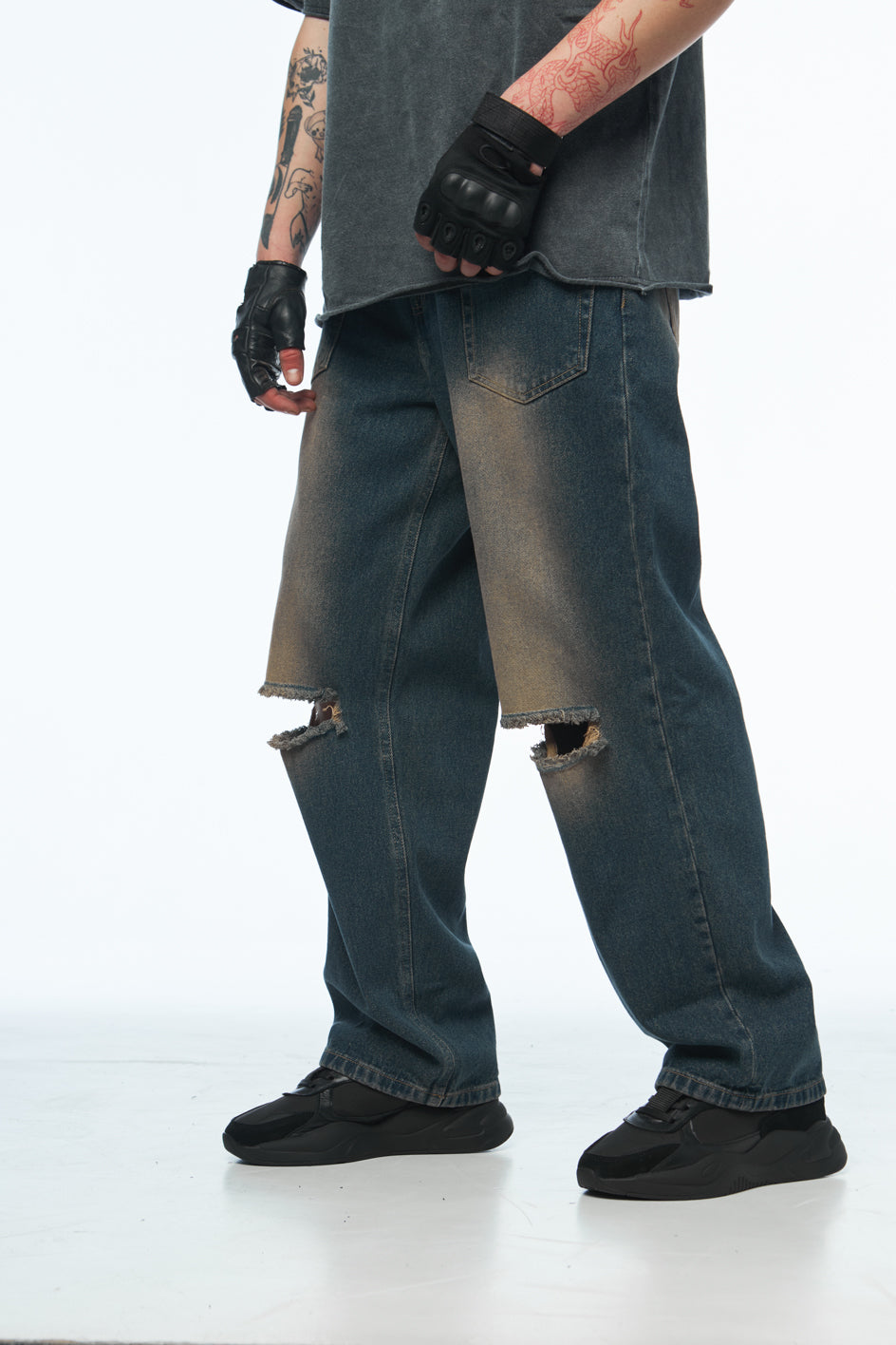 Baggy-Jeans mit Abnutzungsspuren